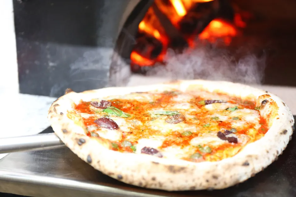 Commercial pizza oven pizza