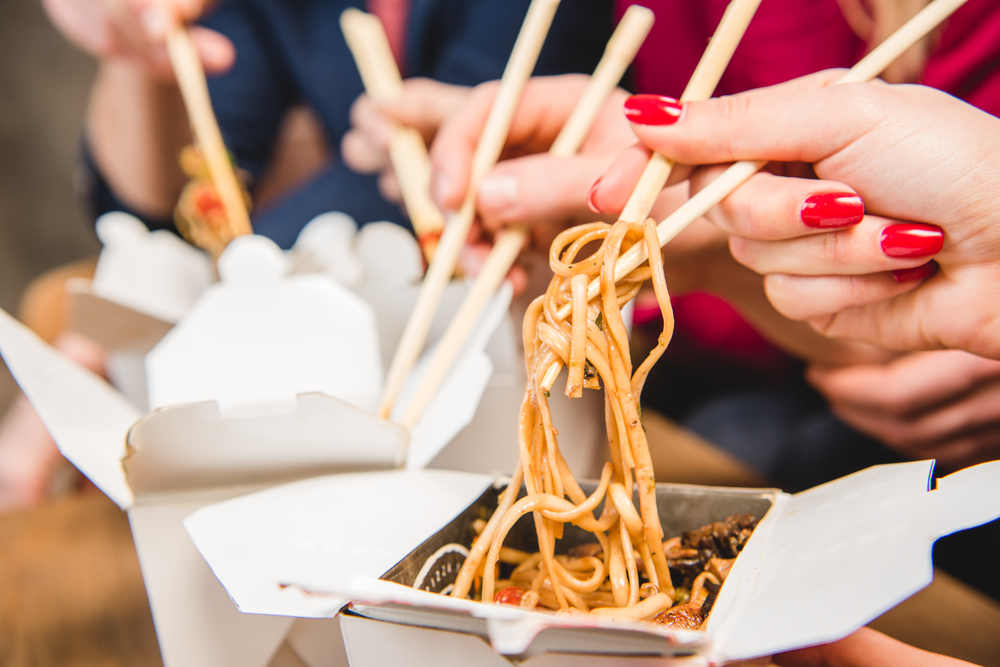 Noodle ordinati self-service mangiati in un ristorante fast casual